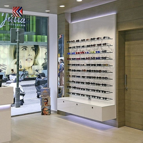 Hvide skabe i træ og glas til optisk butik